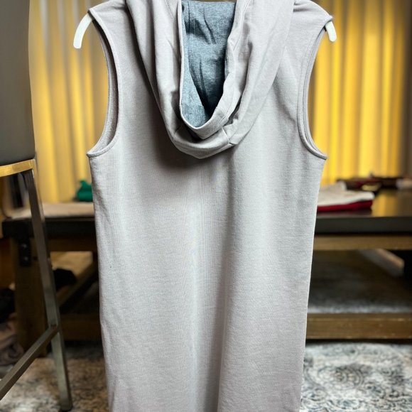 Lole Sleeves Grey Shirt - Picture 2 of 2